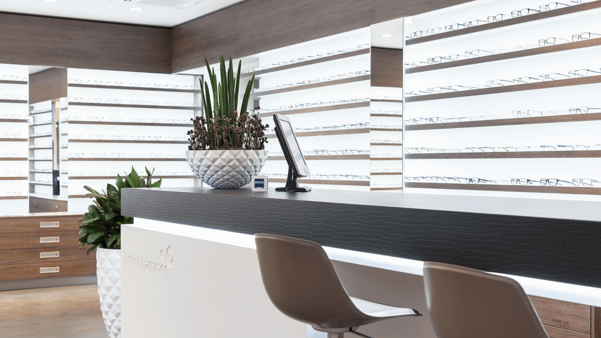 Brillenhammer_Germersheim_Bilder_fuer_Stellenausschreibung_1140x600px-Video.gif